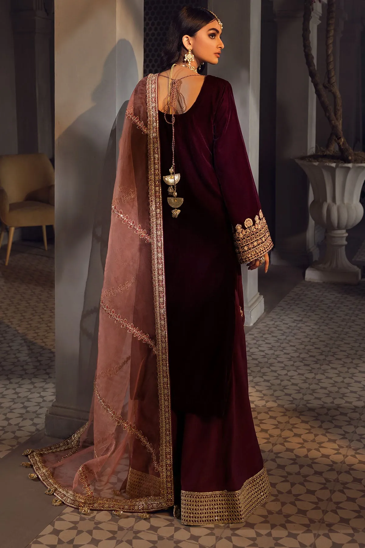 3774-SWAN EMBROIDERED VELVET UNSTITCHED